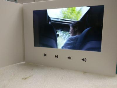 China Folleto video modificado para requisitos particulares de la tarjeta de felicitación de 7inch LCD/lcd con el papel mate de la laminación en venta