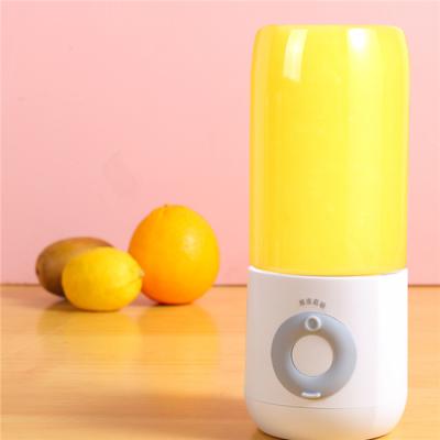 China Mini USB Fruit Squeezer Juice Extractor Portable Easy Handling Easy Handling Blender Chargeable Mini Fruit Squeezer for sale