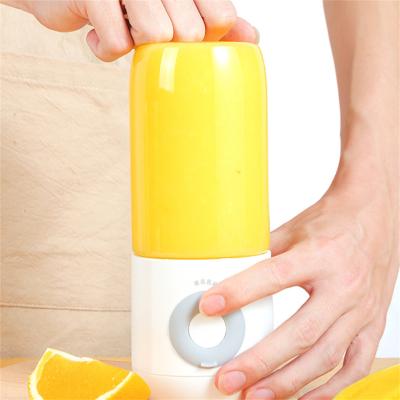 China Mini Fruit Squeezer Low Resistance Blender USB Fruit Squeezer Durable Convenient Bottle Travel Mini Fruit Squeezer for sale