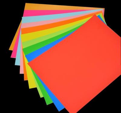 Chine Le papier A4 coloré fluorescent au néon couvre 21cmX29.7cm adaptés aux besoins du client à vendre