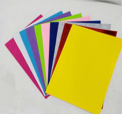 China DIY colorido sentía la tela sentida 1m m no tejida del poliéster de las hojas 160gsm en venta