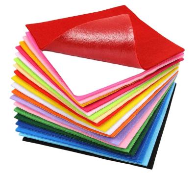 Chine petit pain 100% senti auto-adhésif de polyester de feuille du tissu 200gsm avec la colle à vendre