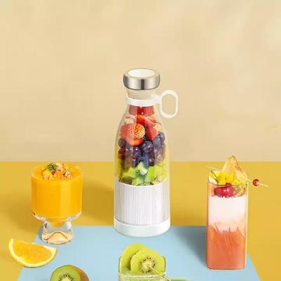 China Mini Fruit Fresh Juice Mixer Cup Bottle Cordless Personal Blenders Best Portable Juicer USB Easy Handling Blender for sale