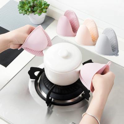 China Viable Hot Selling Non-slip Kitchen Cooking Silicone Hand Pot Clip Protector Heat Finger Oven Mitt for sale