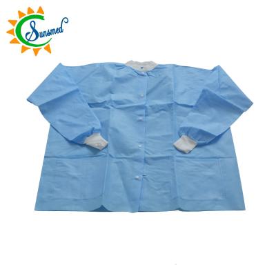 China Economical Disposable Nonwoven Medical Lab Coat Jacket White Lab Coat en venta