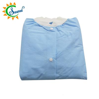 China Economical Disposable Nonwoven Lab Coat Nonwoven Visitor Gown With Snap Button en venta