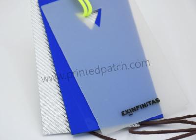 China Lichtdurchlässige prägeartige Umbauten PVCs Hang Tags Custom Clothing Hang zu verkaufen