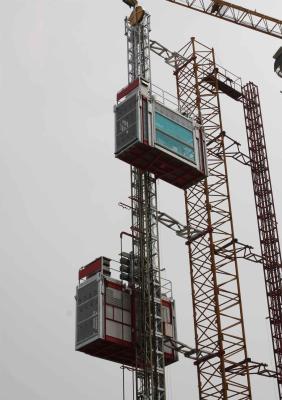 China Alzamientos eléctricos de estante y del piñón/eficacia alta del elevador 3200kg de la construcción en venta