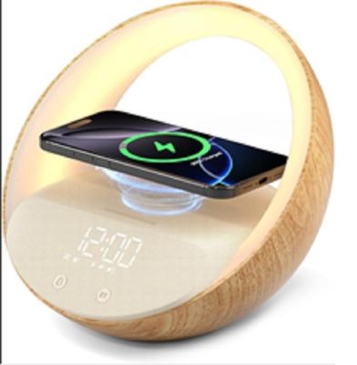 China Altavoz de carga inalámbrica multifuncional Conectividad Bluetooth Luces LED incorporadas y reloj de alarma para familias en venta