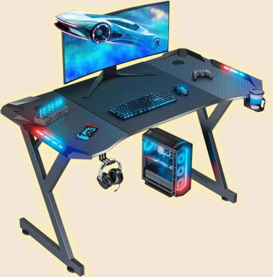 China Ergonomisch ontworpen 1,2 cm deeltjesbord en koolstofvezel cover gaming bureau met houders met kop en headset houders Te koop