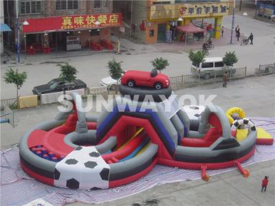 China ULTRAVIOLETA - carrera de obstáculos inflable del jardín atractivo de la seguridad de la resistencia con la diapositiva en venta