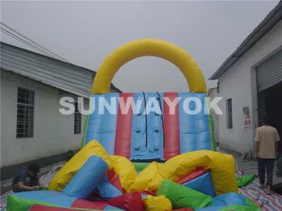 China Carrera de obstáculos inflable ignífuga enorme Platón incombustible TM para los niños en venta