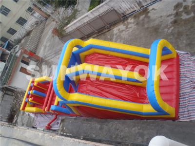 China Carrera de obstáculos al aire libre inflable atractiva con la diapositiva de salto para los niños en venta