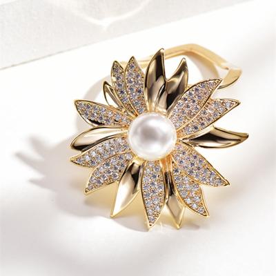 China Sunflower Fashionable Irregular Shape Brooch Simple Personality Diamond Brooch for sale