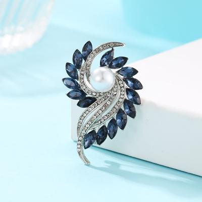 China Fashionable exaggerated style Diamond Pearl Brooch Woman of retro personality flower brooch for sale