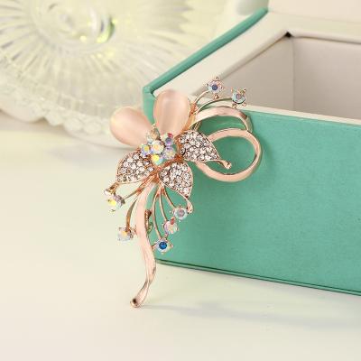 China Fashion Zircon Brooch Pin Fashion Elegant Flower Brooch Lady for sale