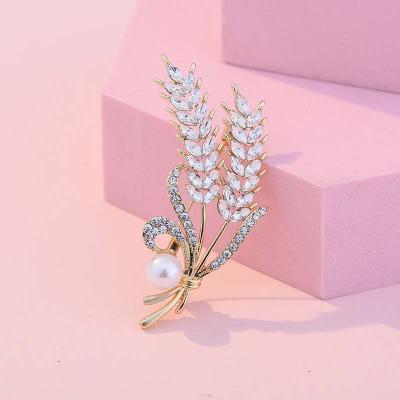 China Fashion Trendy Elegant Wheat Shaped Brooch Sparkle Rhinestone Rhinestone Pearl Brooch for sale