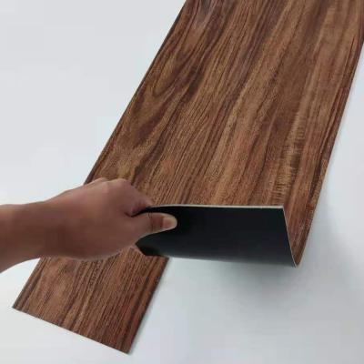 China Moderno diseño SPC Vinyl de pisos autoadhesivo de madera de grano de azulejos para un fácil mantenimiento en venta