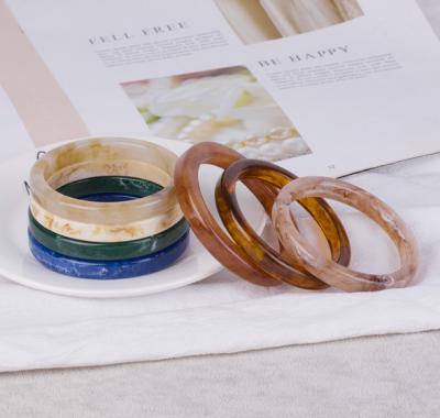 China MIA 2020 simple chic vintage style resin bangle spring / summer fashion bangle for ladies for sale