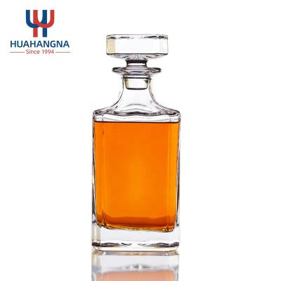 China New Classic/Postmodern HUAHANGNA Custom Etched Square Plain 26oz Royal Clear Glass Whiskey Decanter With Glass Stopper In Stock For Dispenser for sale