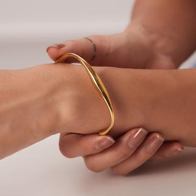 China Aretas FASHIONABLE Minimalist Style Anti Tarnish Jewelry 18k Gold Plated Irregular Bangle Stainless Steel Water Wave Cuff Bohemian Bangles for sale