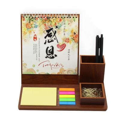 Chine Calendrier de bureau imprimable en bois avec logo personnalisé avec porte-crayon à vendre