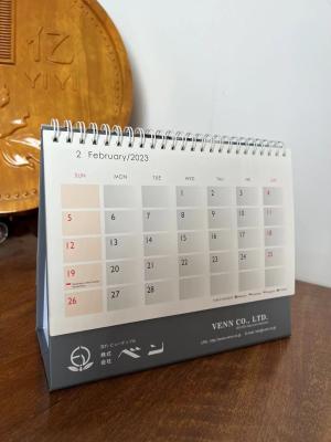 Chine Calendrier de bureau en papier vernis UV couleur PMS Paper IIIustrator 128gsm à vendre