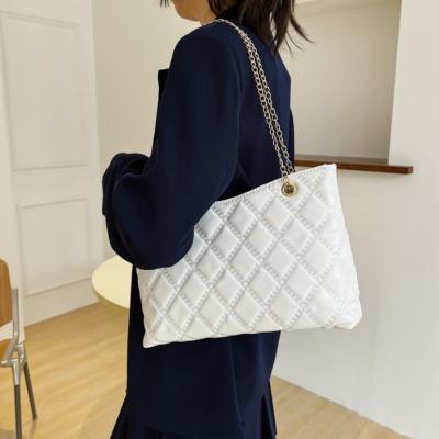 China 2023 Fashion Women's Handbag New Fashion Shoulder Bag Diamond Lattice Chain Zipper Tote Simple Ladies Bag for sale