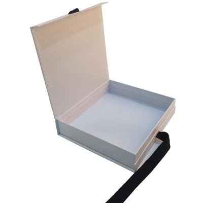 China Customized Recyclable White Luxury Magnetic Gift Packaging Box With Ribbon Closure for sale