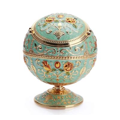 China Simple bathroom accessories outside and inside using portable cigarette metal globe zinc alloy ashtray with lid for classic gift for sale