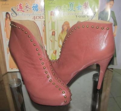 China El tobillo retro de la revista de los tacones altos del remache BRITÁNICO de la plataforma patea los talones de las ventas de las mujeres calientes populares en venta