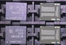 Cina Chip di memoria dell'azionamento di stoccaggio di KMQE60013M-B318 -16+16 EMCP D3 32gb Emmc per i microcontroller in vendita