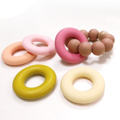 Cina SGS 4.2*4.2*0.9cm di Ring Donut Shaped Silicone Beads Teether per il bambino in vendita