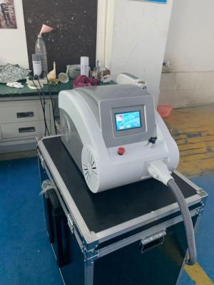 China Máquina portátil Nd YAG Laser Q Switch Marca de nascença Cloasma Pigmento Remoção de tatuagem Limpeza da pele à venda