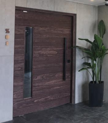 China Modern Interior UV Painted Wood Panel Pivot Door With Glass For Office for sale