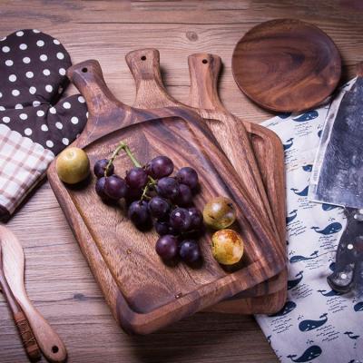 China Sustainable Wooden Kitchen Cutting Board Cutting Cheese Board With Wooden Handle for sale