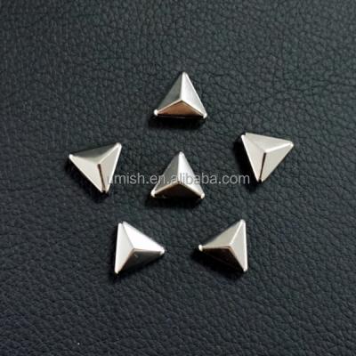 China High Quality Shiny Nickel Free Diamond Shape Metal Brass Rivet Pyramid Triangle Stud for sale