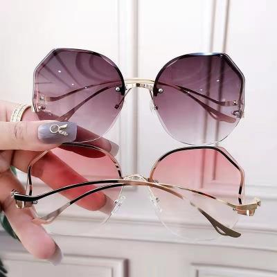 China Exquisite Sunlight Sunglasses 2021 Luxurious Women Oversized Rimless Fashionable Custom Made Sun Glasses for sale