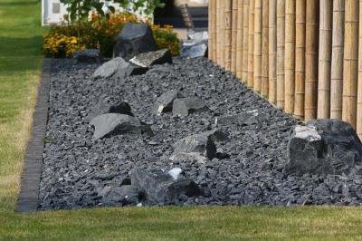 China Pizarra del negro de la piedra de la grieta de la piedra de la cama de flor que ajardina la piedra de piedra del jardín de la pizarra en venta