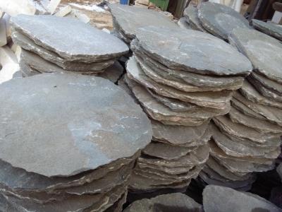 China Grey Slate Garden Stepping Stones Round Natural Paving Stone Exterior Landscaping Stone Pavers for sale