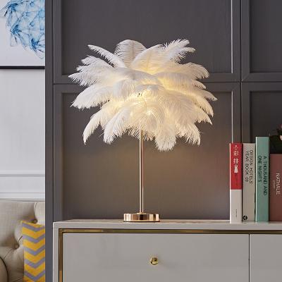 China Nordic luxury feather fancy fancy bedside lamp for home deco lamp with high quality ostrich feather feather table lamp for sale