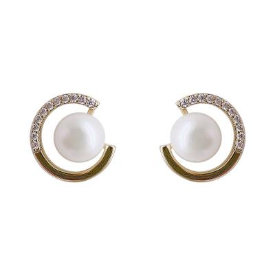 China CLASSIC Trendy New Arrival Wholesale Fashion Gold Metal Semicircle Stud Pearl Beaded Earrings Shape Circle Earrings for sale