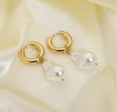 China 2021 High Quality Factory Wholesale CLASSIC New Fashion Unique Baroque Pearl Hoop Earring Gold Plated Interesting Chic Earrings For Women Girls for sale