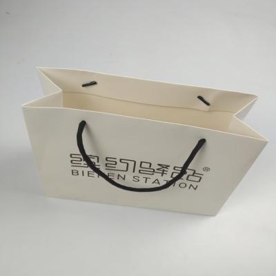 China Fashion Recyclable Custom Skin Care Products Cosmetic White Kraft Paper Gift Packaging Bag for sale