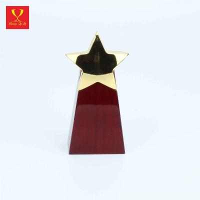 China Europe Hitop red color wooden cheap low prices custom trophy with metal star on top for sale