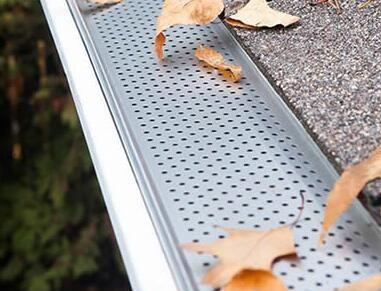 China Snap In Gutter Guard Made Of Aluminum Mill Finish White Or Black Painted for sale