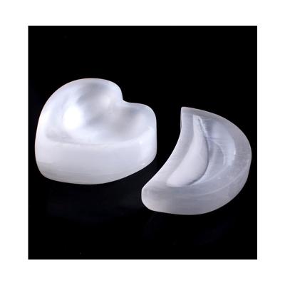 China Europe Wholesale Carved Stones Bowl Moon Round Hearts Shaped Spiritual Selenite Bowls For Healing for sale