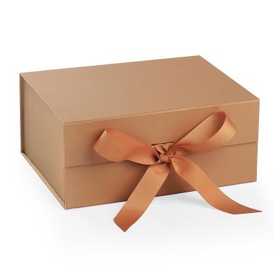 China Recyclable Free Design Gift Box Packing Gift Cardboards Magnetic Folding Packaging Box For Clothing Shoes Scarves Eyelashes Gift Packing for sale