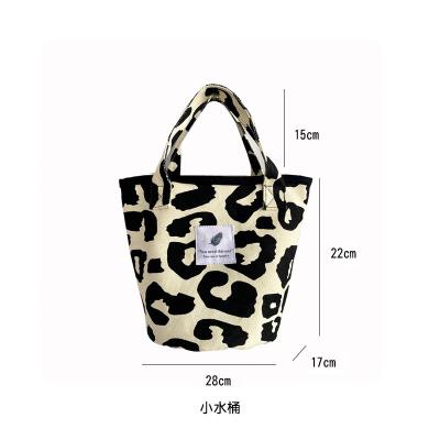 China 2022 New Large Canvas Women Summer Leisure Leopard Cosmetic Storage Bag Eco-friendly Bucket Handbag for sale