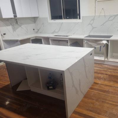 China Modern Artificial Calacatta Quartz Slabs Kitchen Counter Top White Calacatta Stone Islands for sale